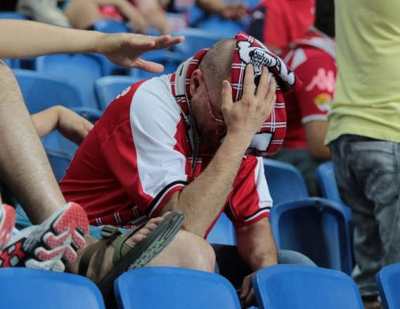 אוהד הפועל תל אביב - צילום ארכיון (למצולם אין קשר לנאמר)